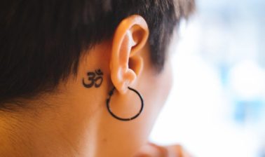 耳裏(耳の後ろ)タトゥーのワンポイントデザインを紹介！