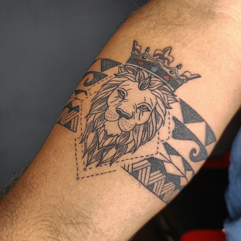 ライオンのアームバンドのタトゥー