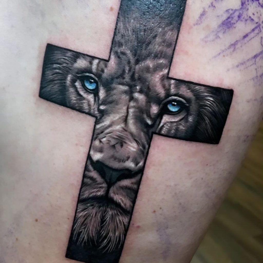 ライオンと十字架のタトゥー