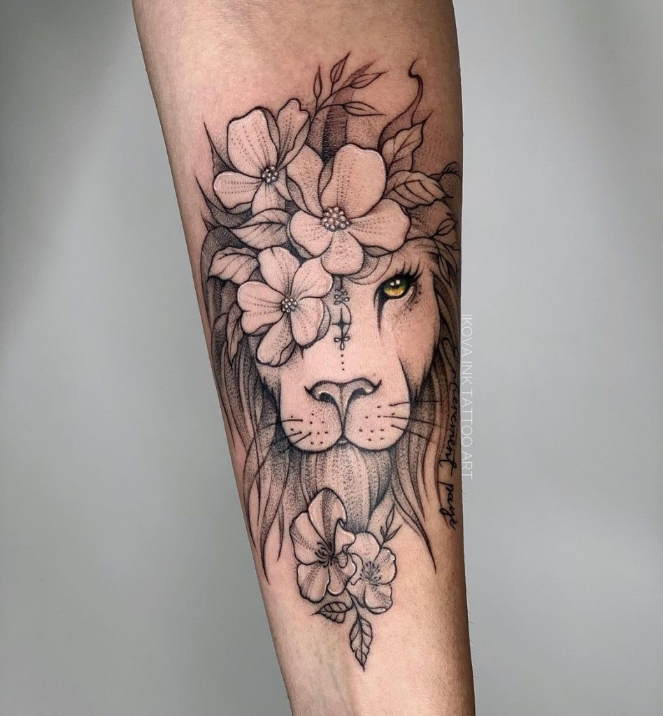かわいいライオンと花のタトゥー