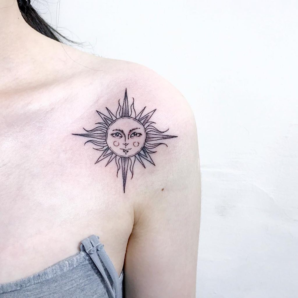太陽と顔のタトゥー