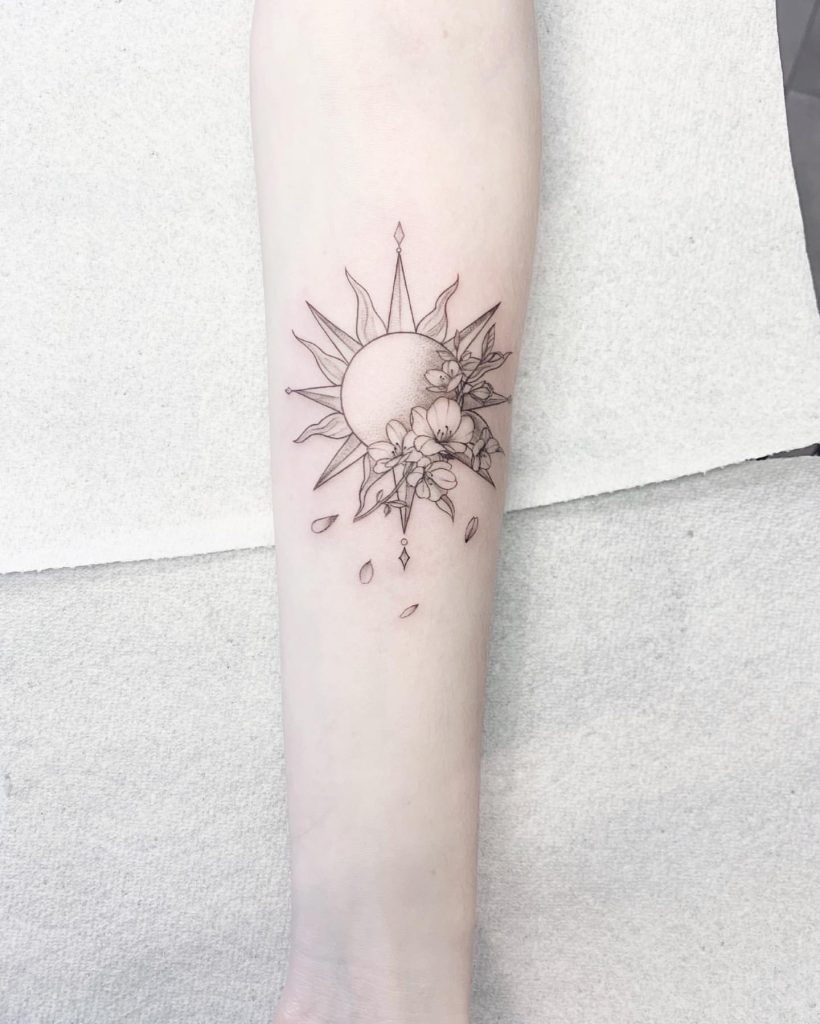 太陽と花のタトゥー