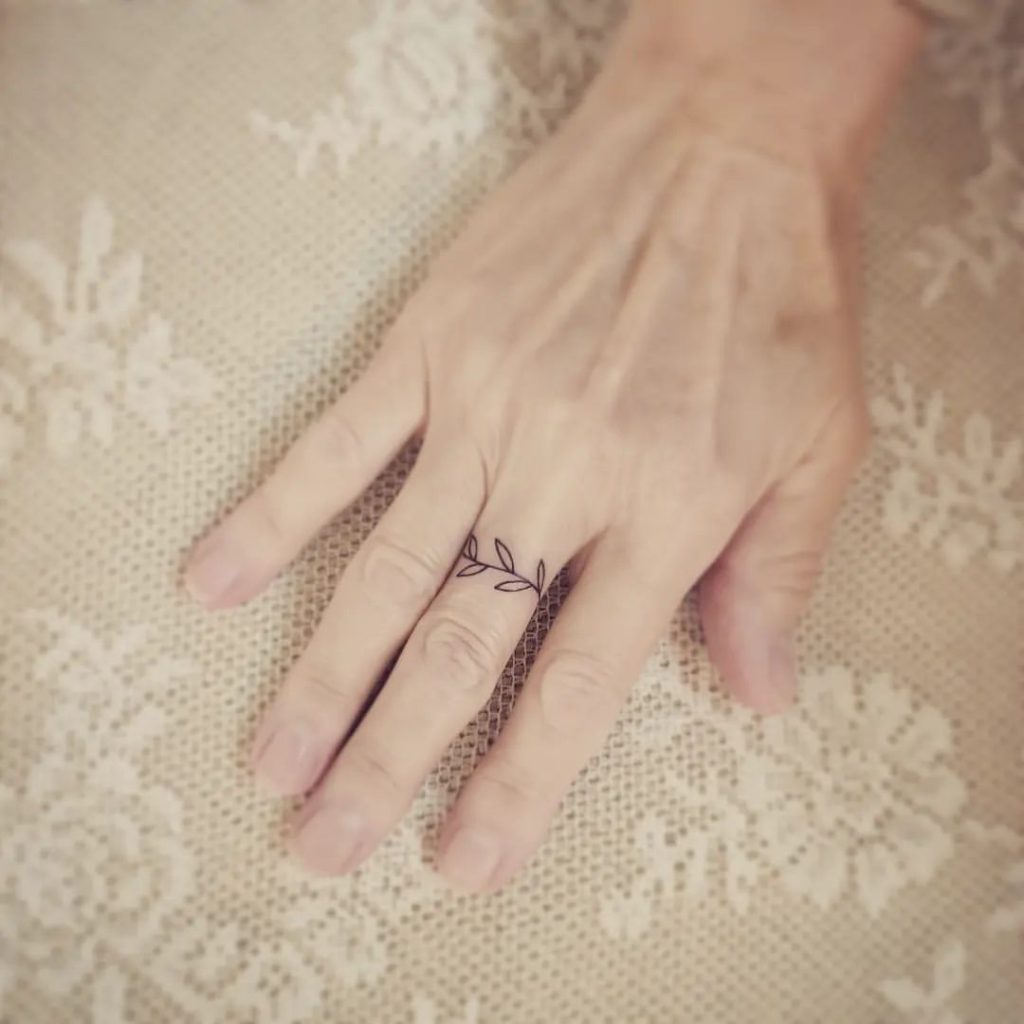葉っぱの指輪のタトゥー