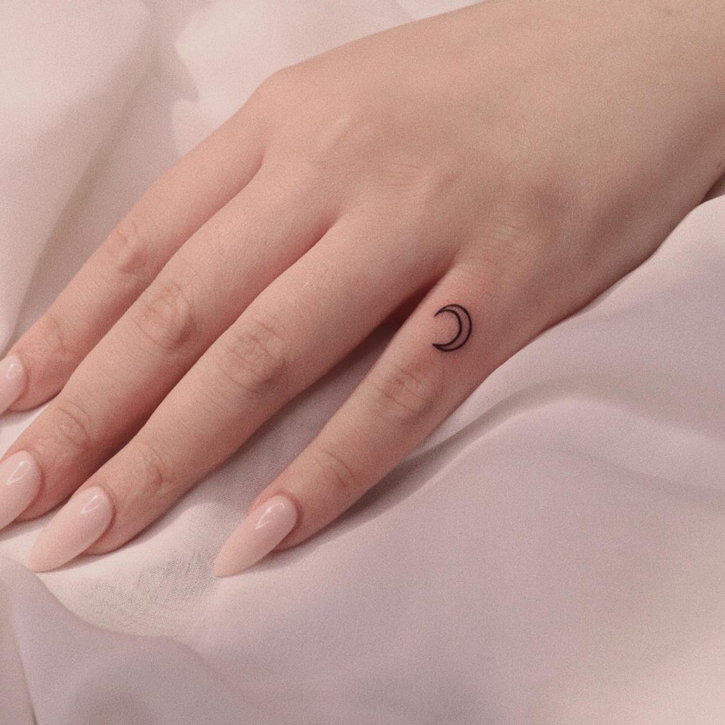 指に月のタトゥー