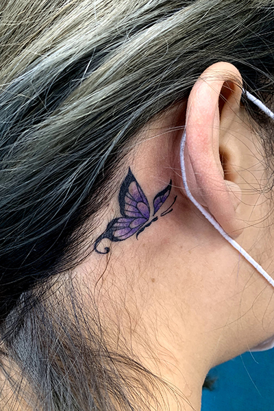 耳裏の蝶のタトゥー