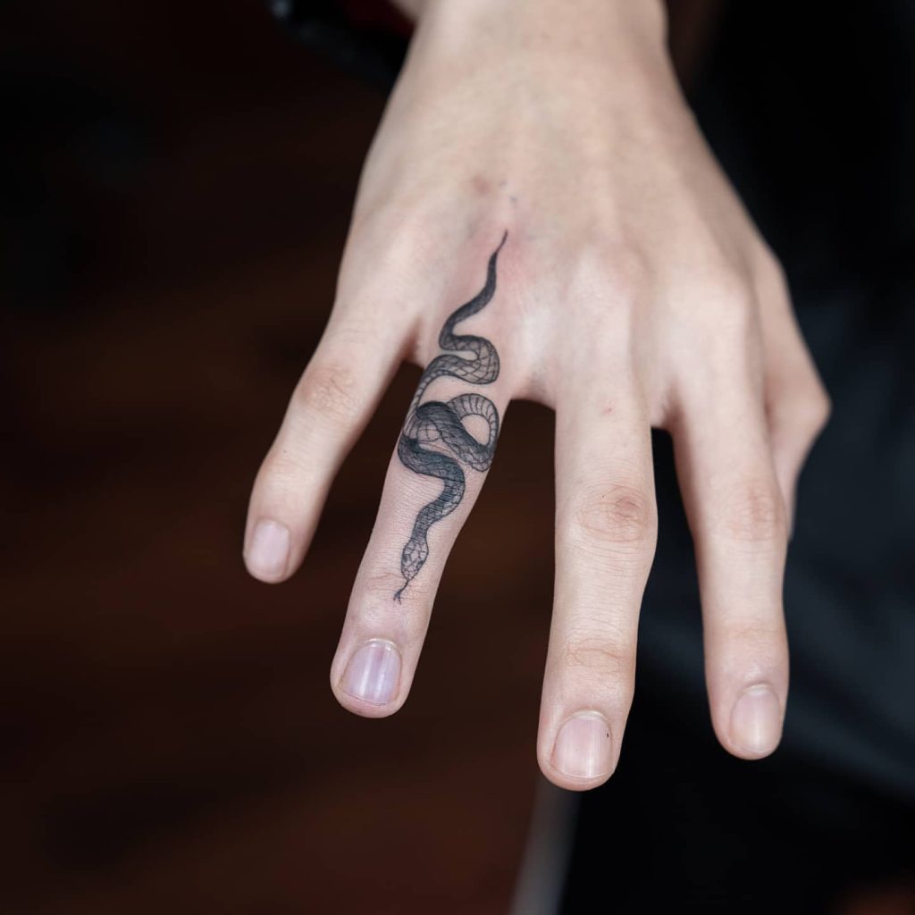 指に蛇のタトゥー