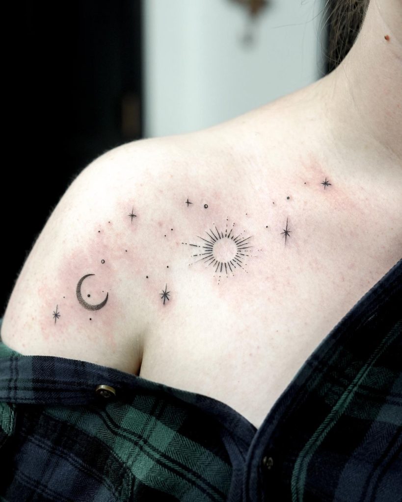 鎖骨に太陽と星、月のタトゥー