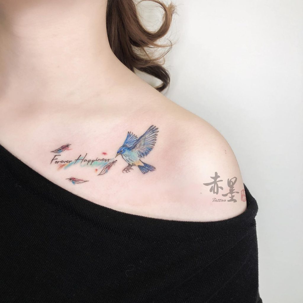 鎖骨に鳥とレタリングのタトゥー