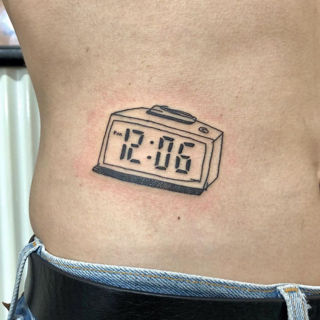 イラスト風のデジタル時計のタトゥー