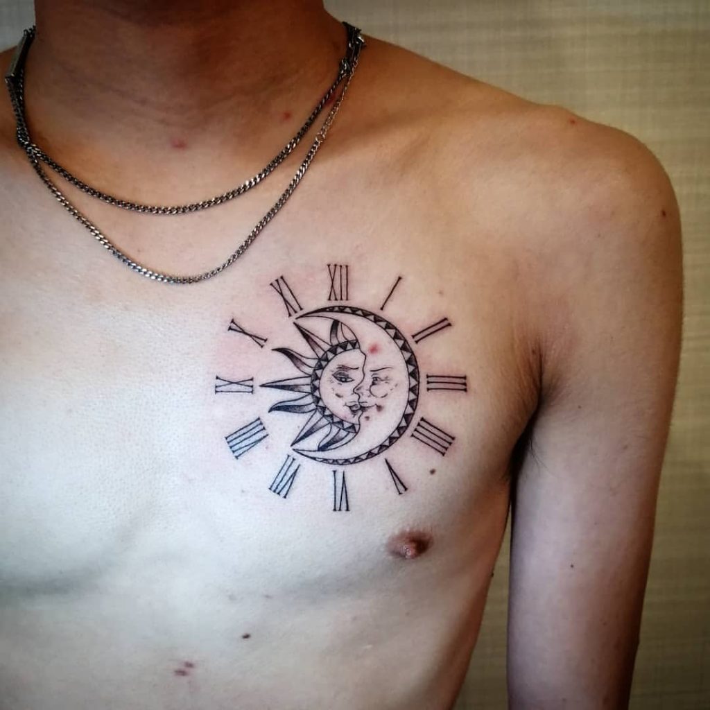 胸に太陽・月と時計のタトゥー