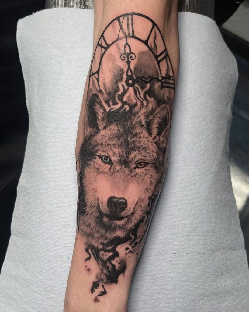 狼と時計のタトゥー