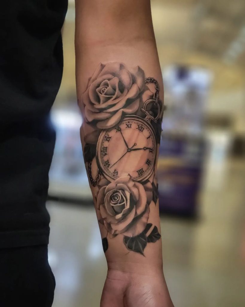 腕に薔薇と懐中時計のタトゥー