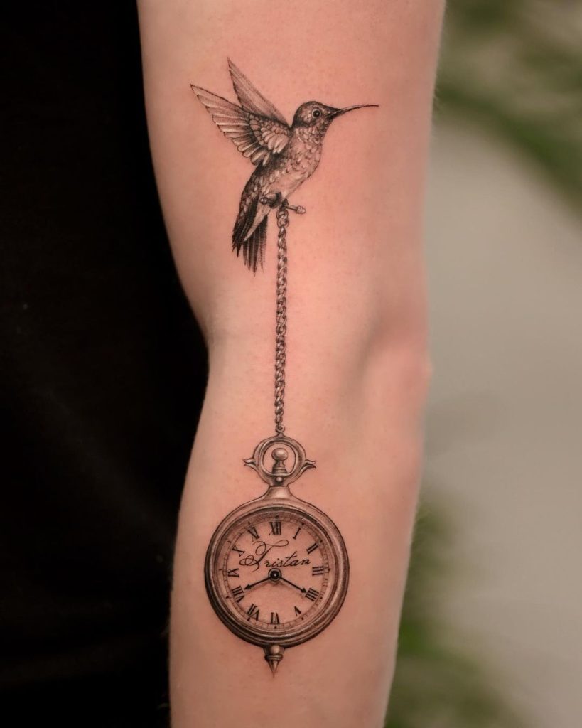 鳥と鎖付きの懐中時計のタトゥー
