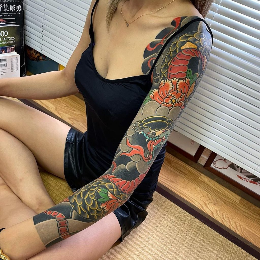 蛇 和 彫り