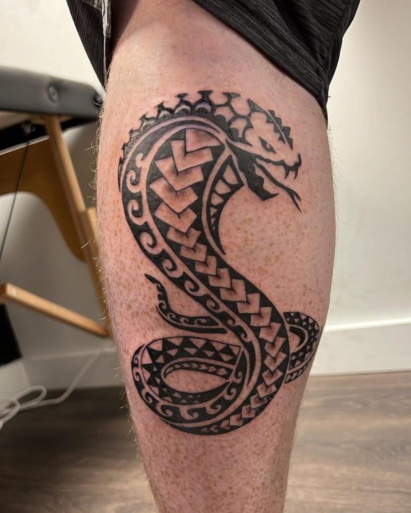 トライバルの蛇(ヘビ)のタトゥー