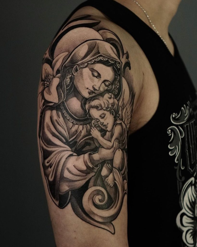 肩に聖母マリアと天使のタトゥー