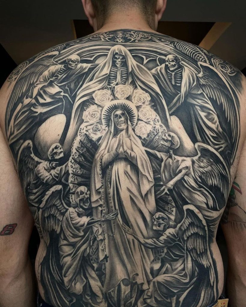 背中に骸骨化した聖母マリアと天使のタトゥー