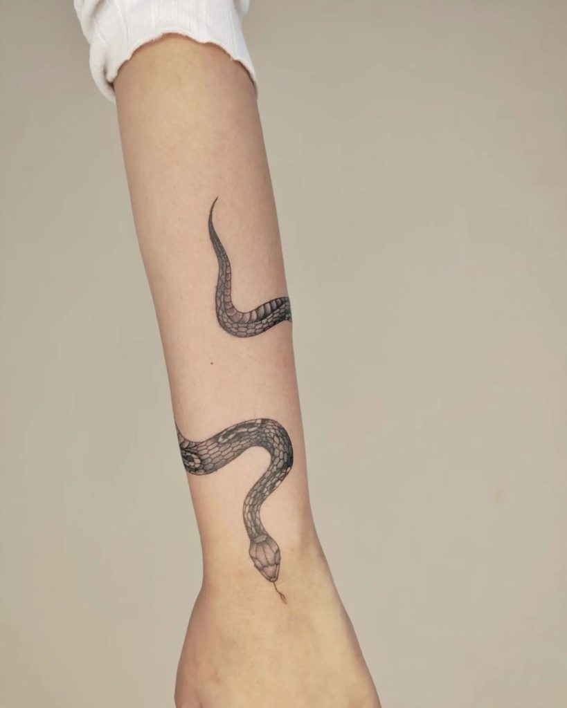 手首に蛇(ヘビ)のタトゥー