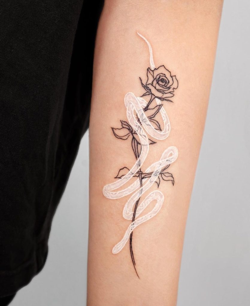 二の腕に白蛇と薔薇のタトゥー
