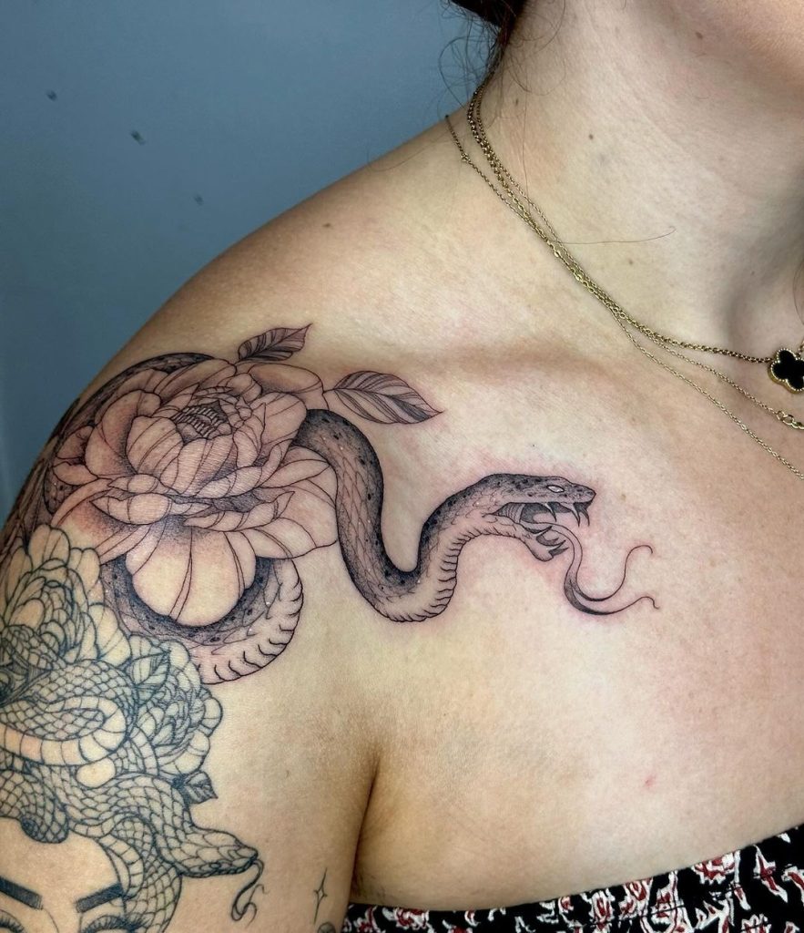 肩に蛇と花のタトゥー(女性向け)
