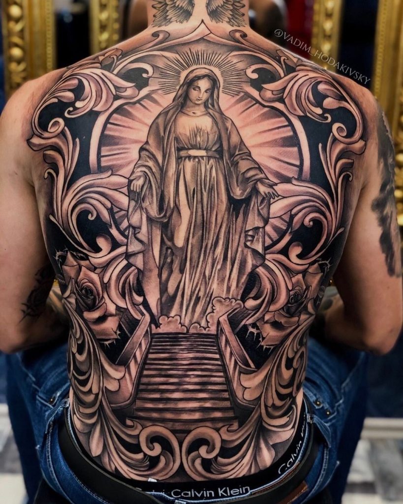 背中に聖母マリア様のタトゥー