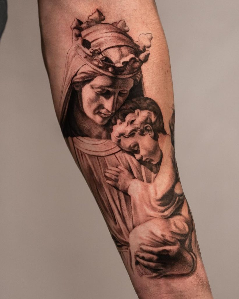 腕に聖母マリアとイエス・キリストのタトゥー
