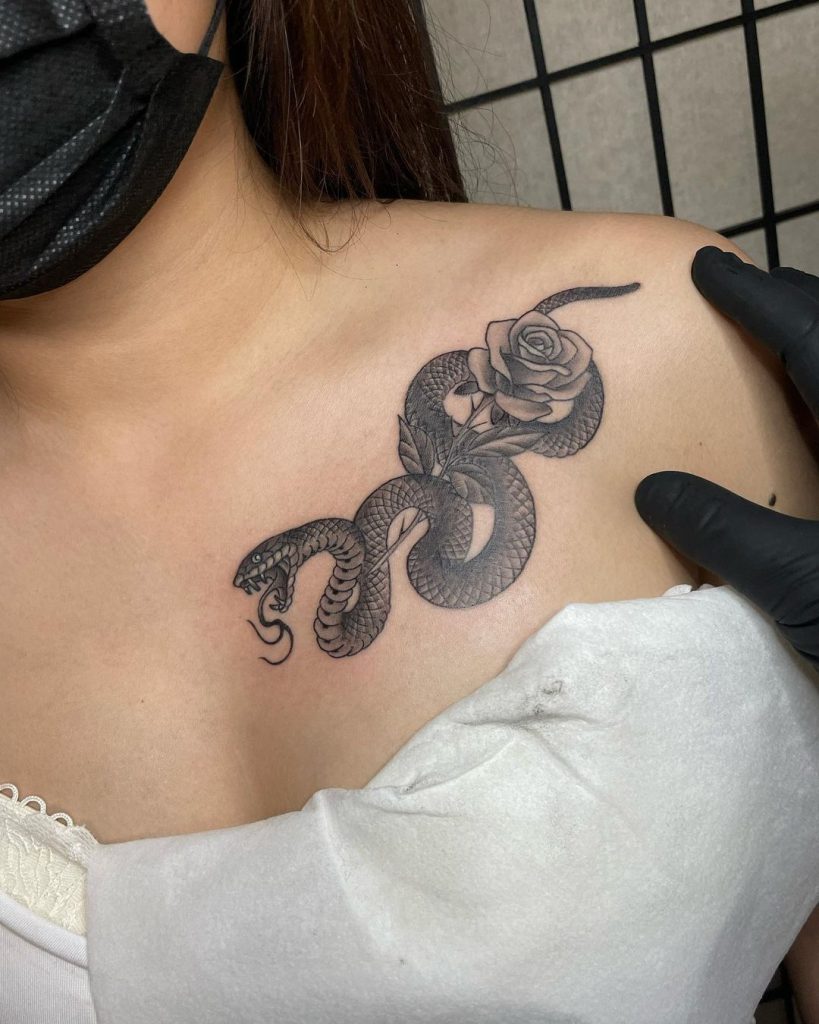 鎖骨に蛇(ヘビ)と薔薇のタトゥー