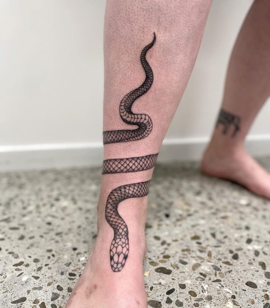 足首に蛇(ヘビ)のタトゥー