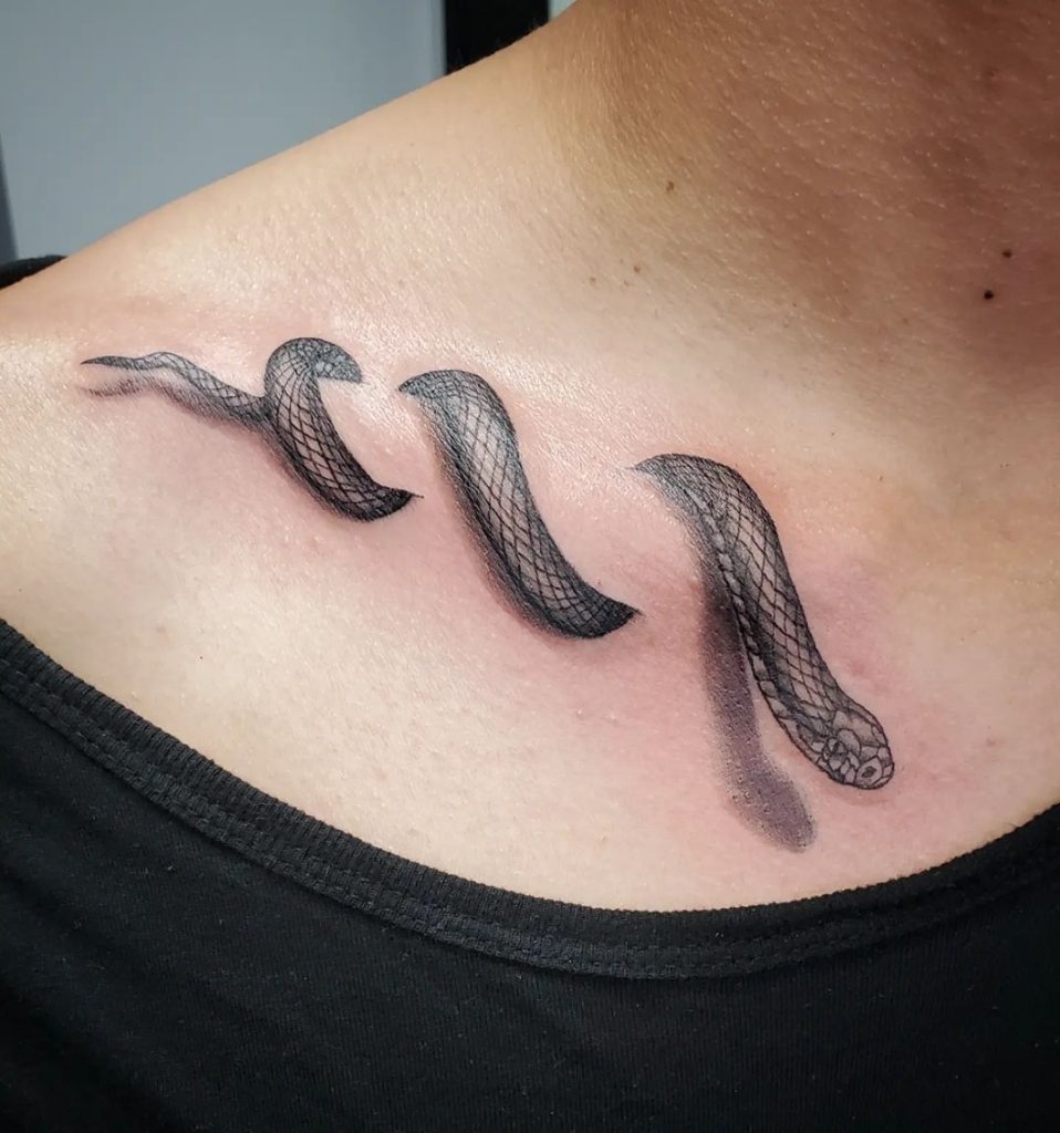 鎖骨に蛇(ヘビ)のタトゥー