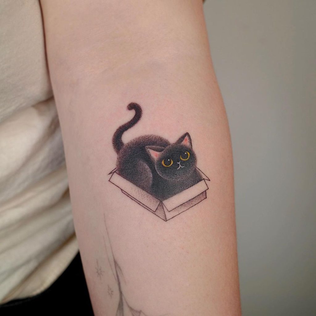 腕にイラスト風のかわいい猫のタトゥー
