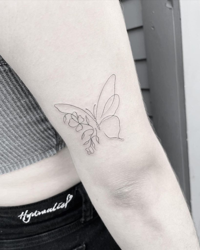 シンプルな花と蝶(バタフライ)のタトゥー