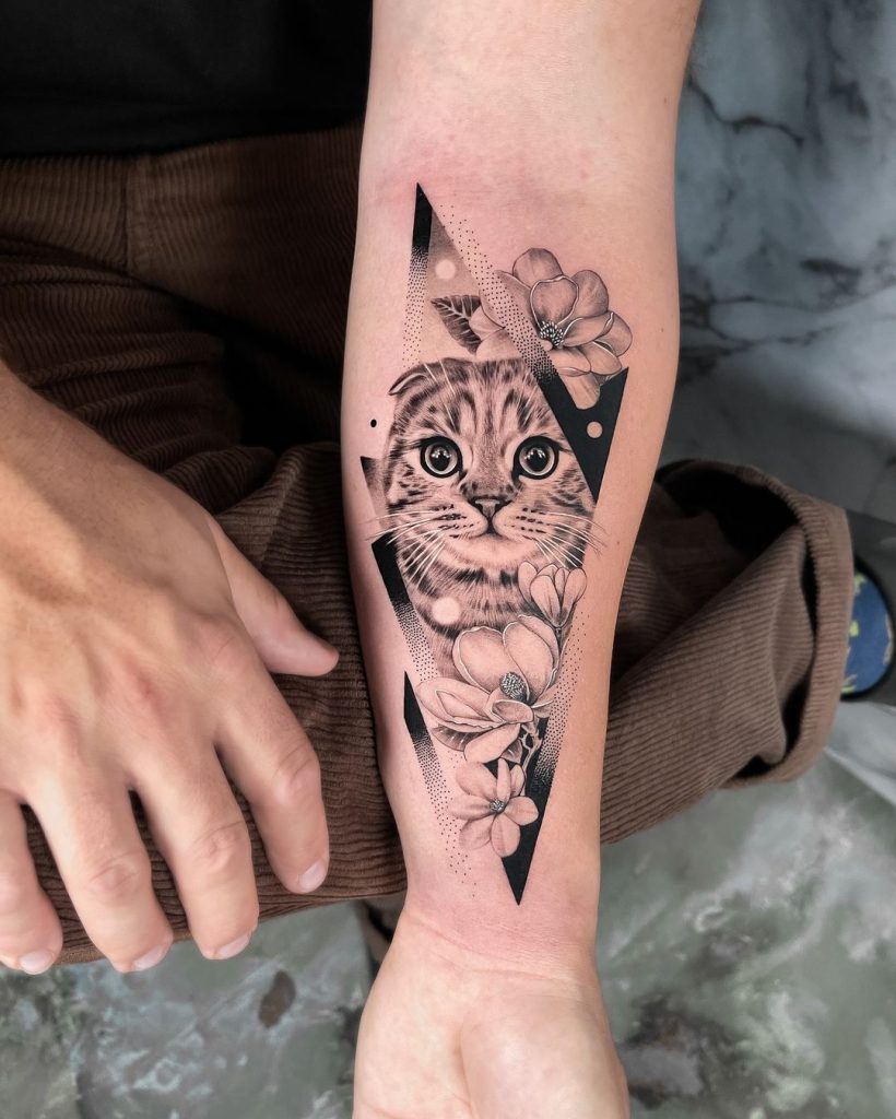 手首に猫と花のタトゥー