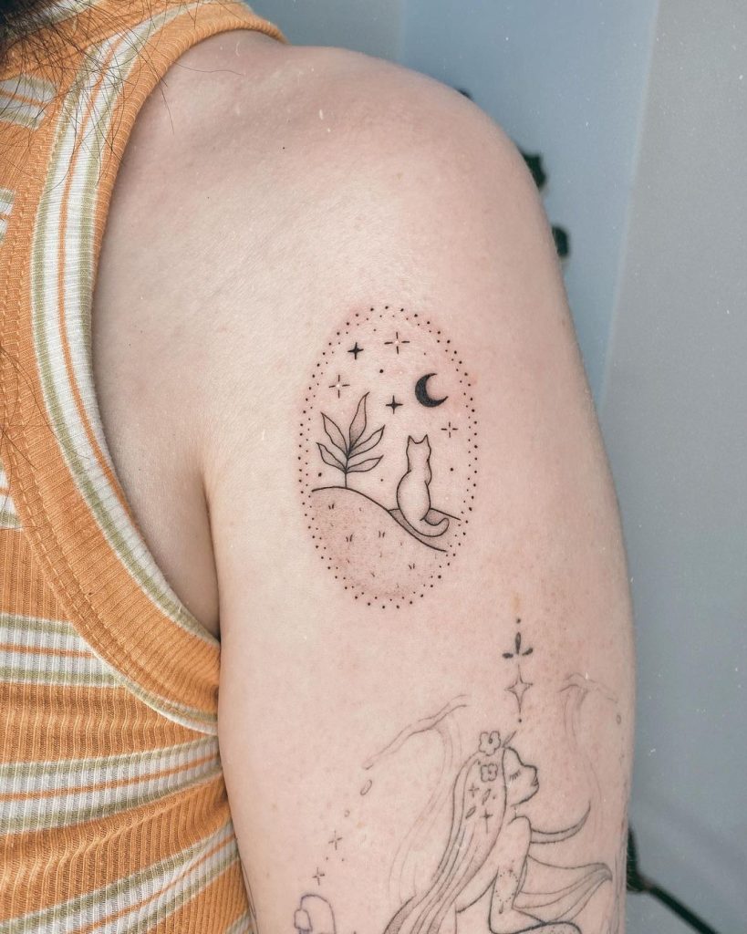 肩に月夜と猫(ネコ)のイラスト風タトゥー