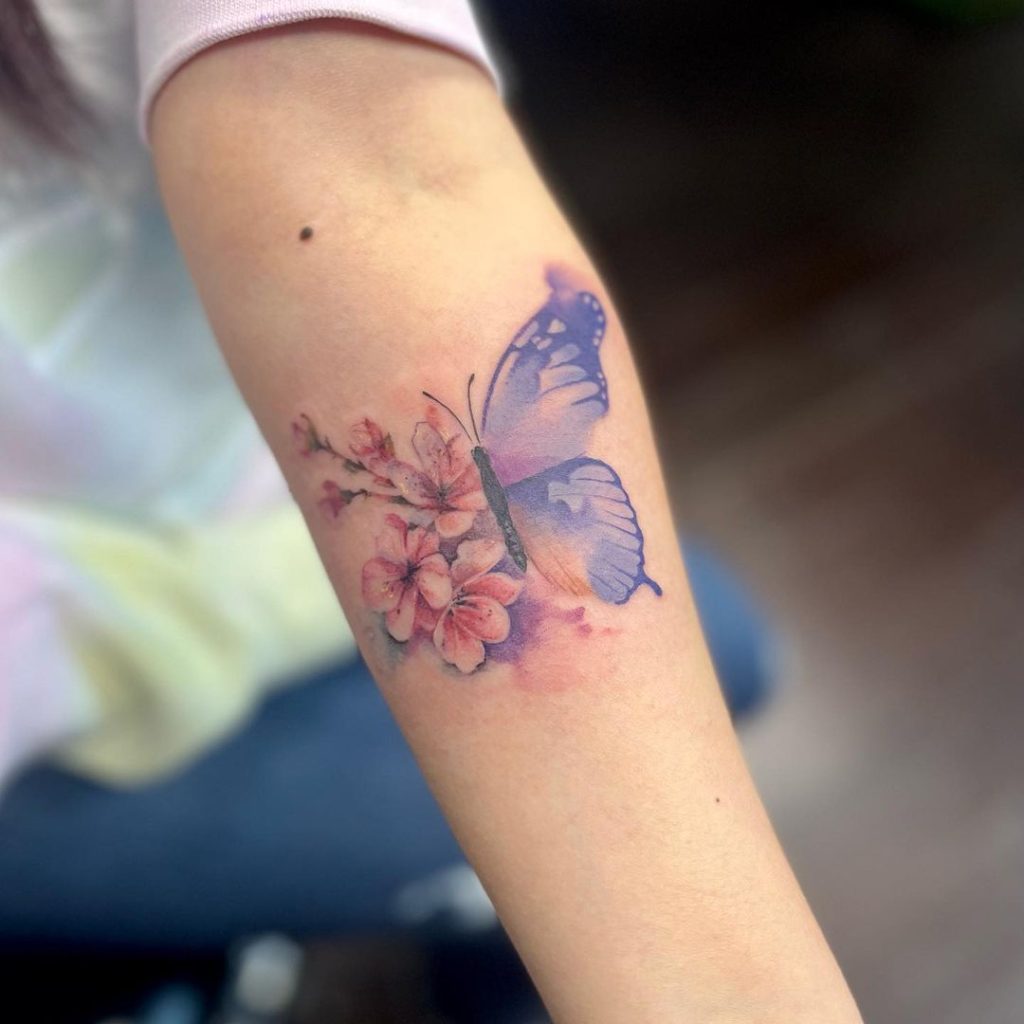 桜と青紫色の蝶(バタフライ)のタトゥー