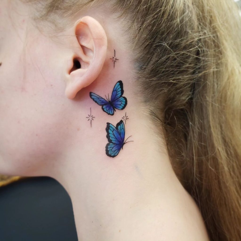 耳裏に小さな青い蝶(バタフライ)のタトゥー