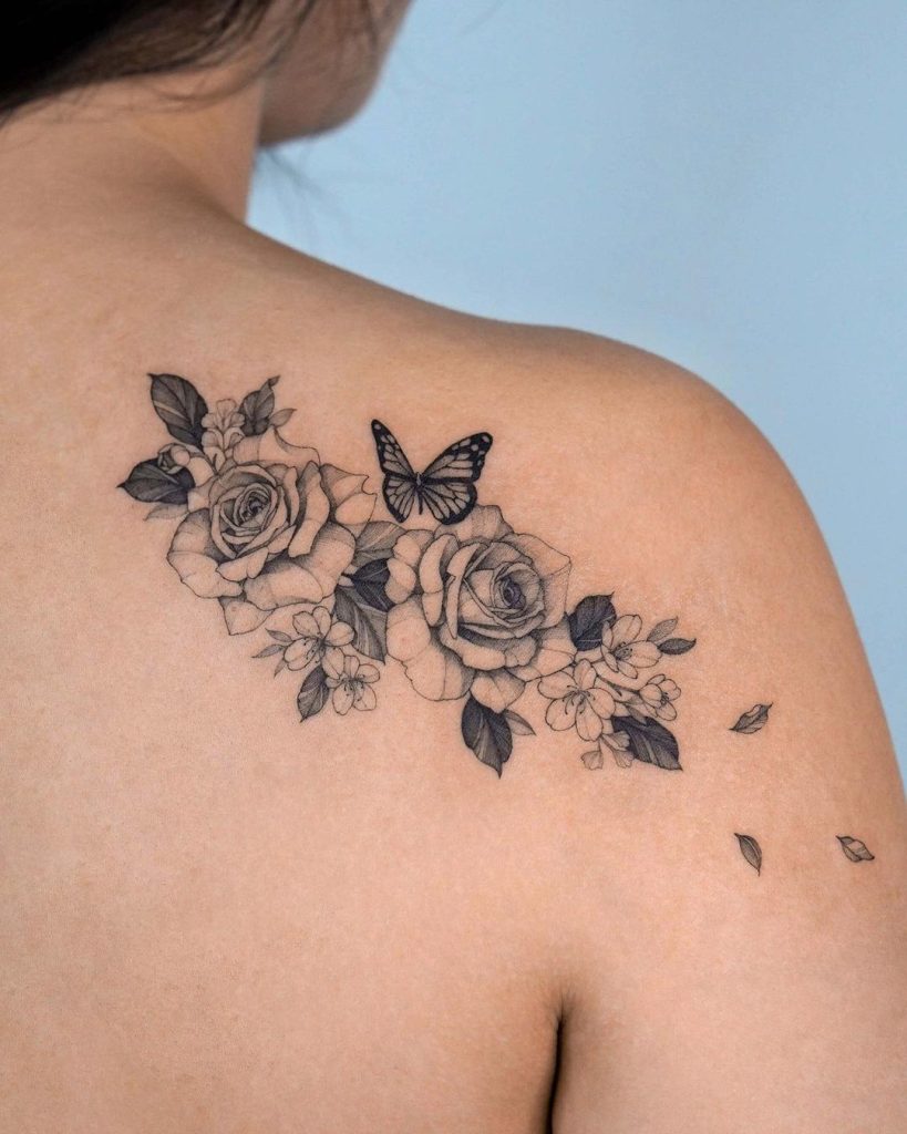 肩に蝶(バタフライ)と薔薇のタトゥー