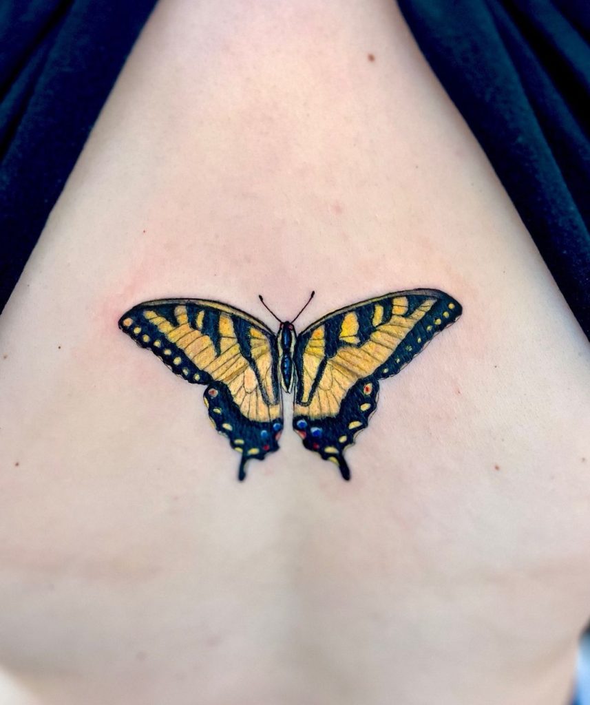 胸元にアゲハ蝶のタトゥー