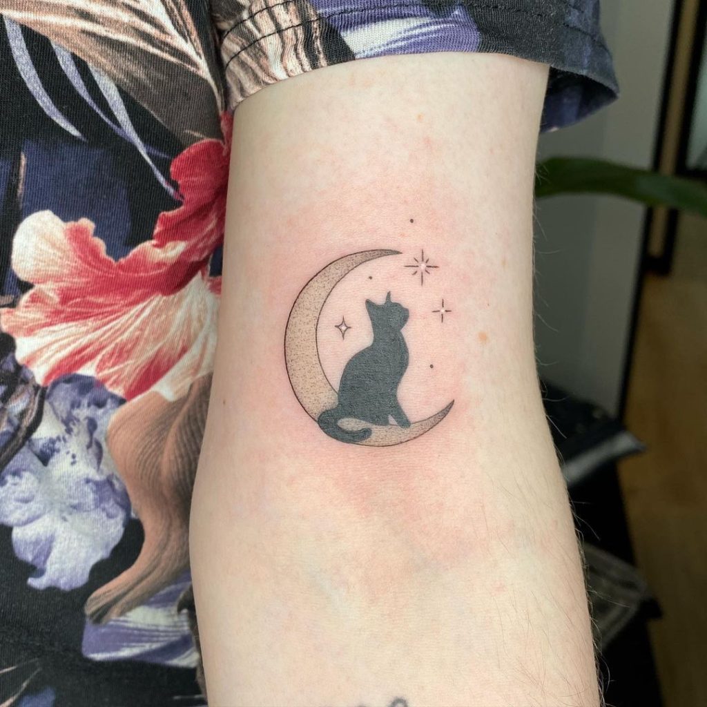 腕に黒猫と月のタトゥー