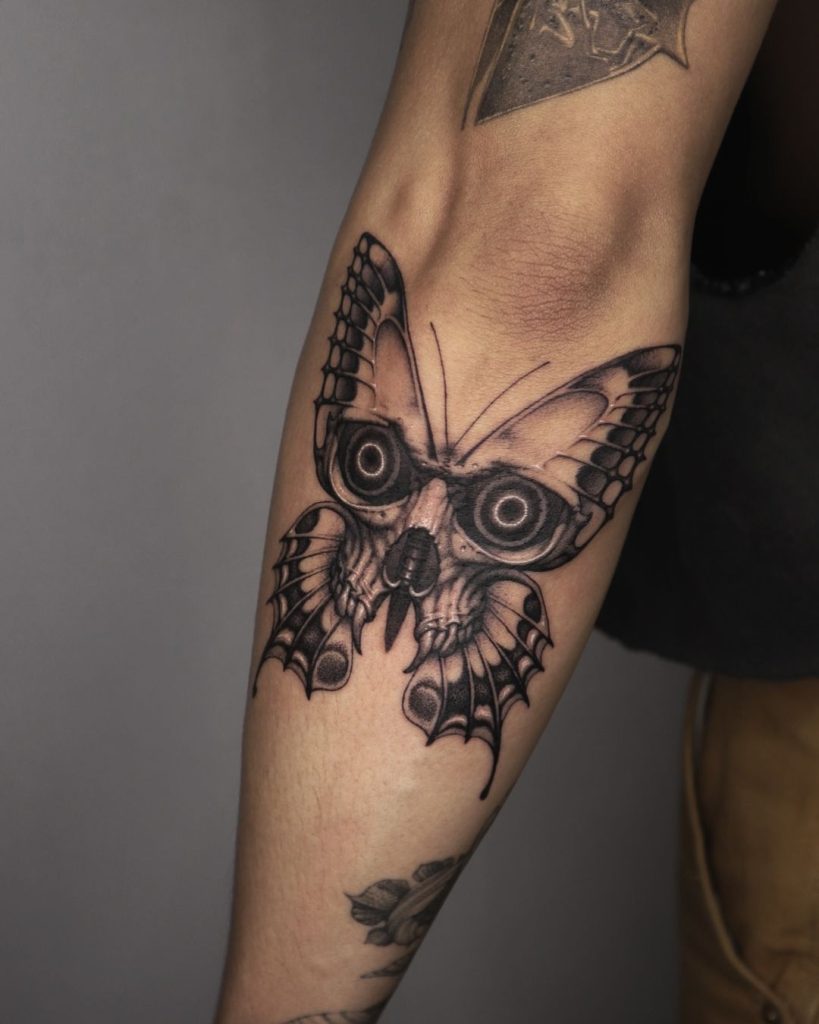 膝にドクロと蝶のタトゥー