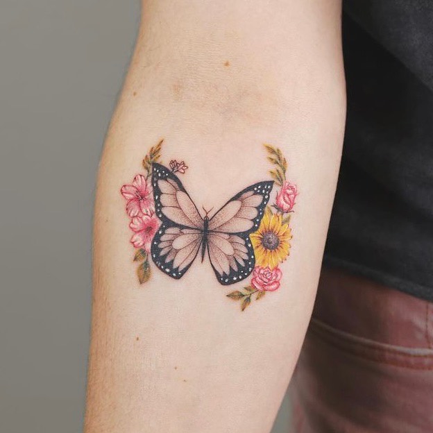 蝶(バタフライ)と花のタトゥー