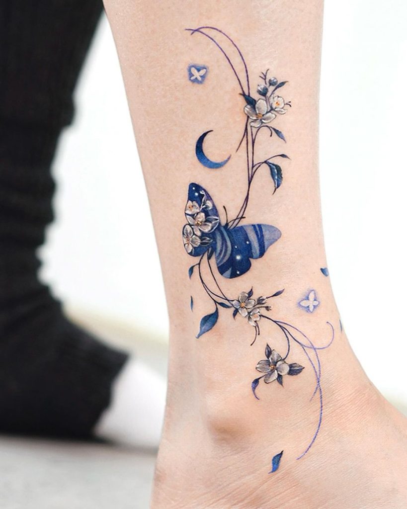 足首に月夜と花、蝶(バタフライ)の幻想的なタトゥー