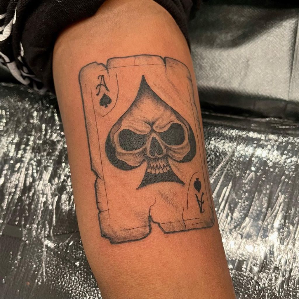 トランプのタトゥーの意味とは？ジョーカーやサイコロとのデザインも紹介！