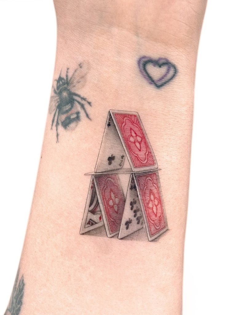 トランプのタトゥーの意味とは？ジョーカーやサイコロとのデザインも紹介！