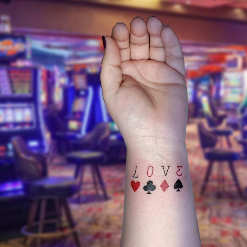 トランプのタトゥーの意味とは？ジョーカーやサイコロとのデザインも紹介！