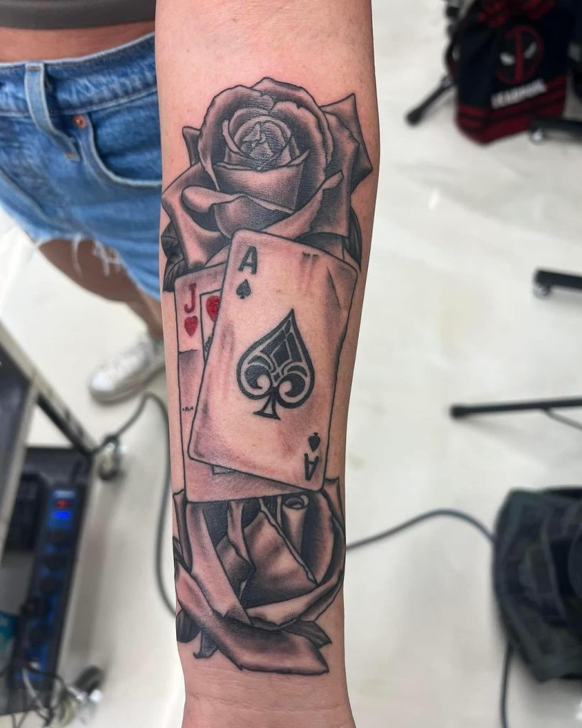 トランプのタトゥーの意味とは？ジョーカーやサイコロとのデザインも紹介！