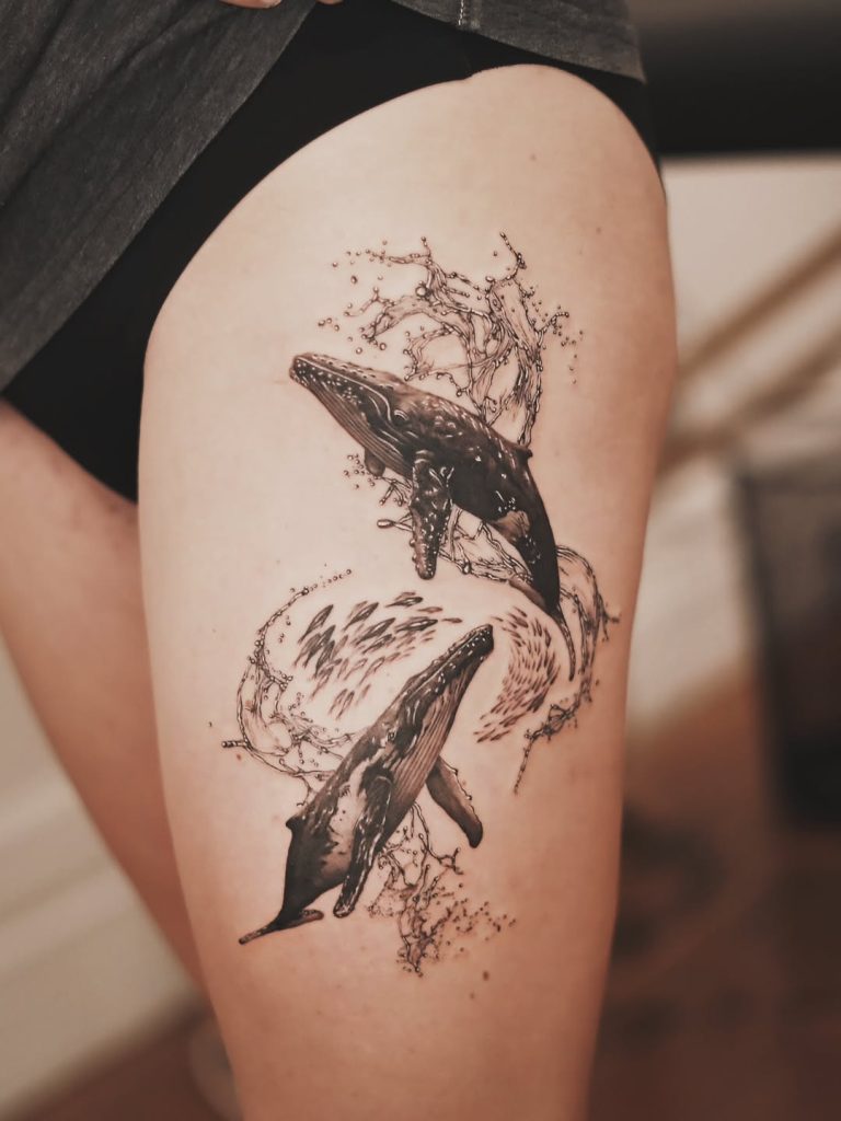 2頭の鯨(クジラ)と水しぶきのリアリスティックタトゥー