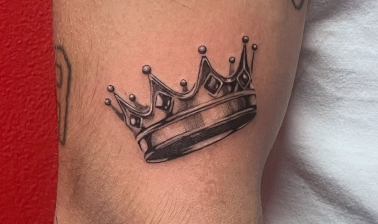 王冠のタトゥーの意味は？シンプルなワンポイントやかわいいデザインも紹介！