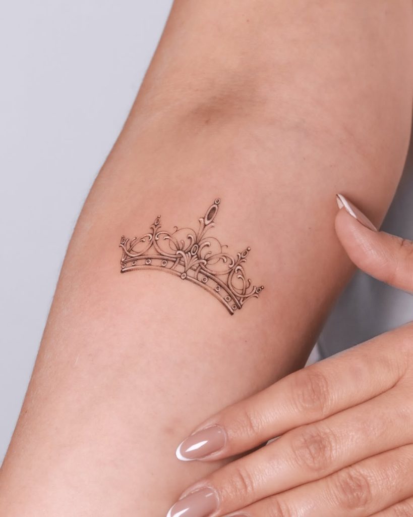 シンプルでかわいい王冠のファインラインタトゥー