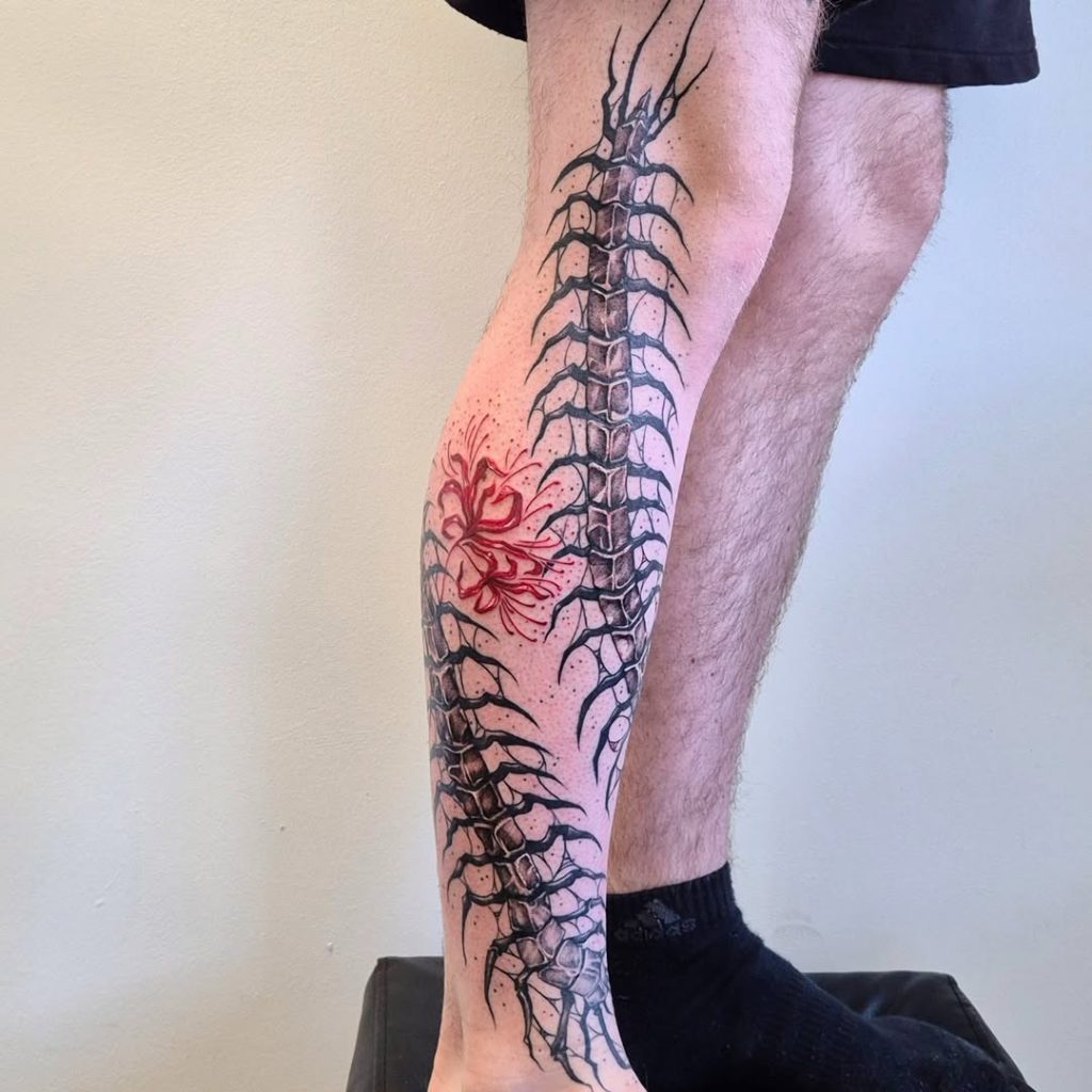リアルな百足(ムカデ)と彼岸花を組み合わせた足のタトゥー