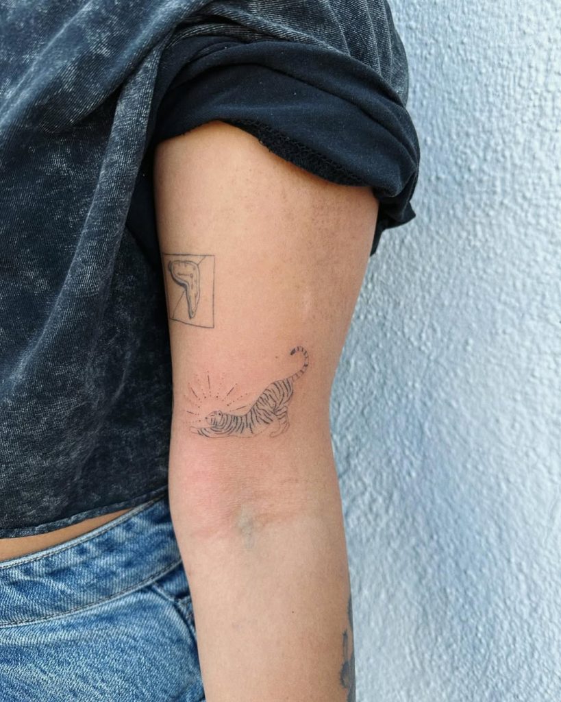 ワンポイントサイズの虎(トラ)のファインラインタトゥー